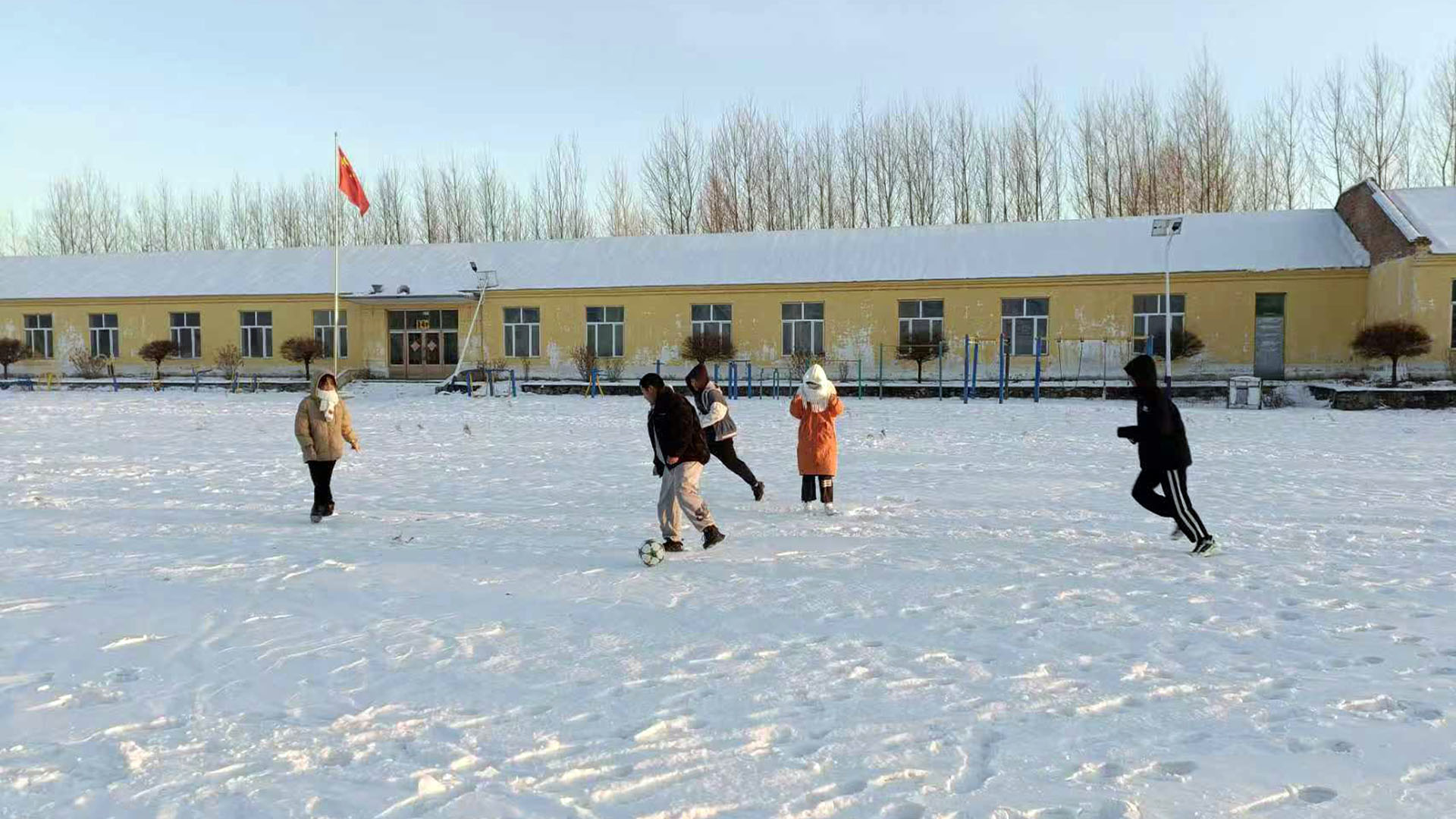 学校特色，雪地足球.jpg