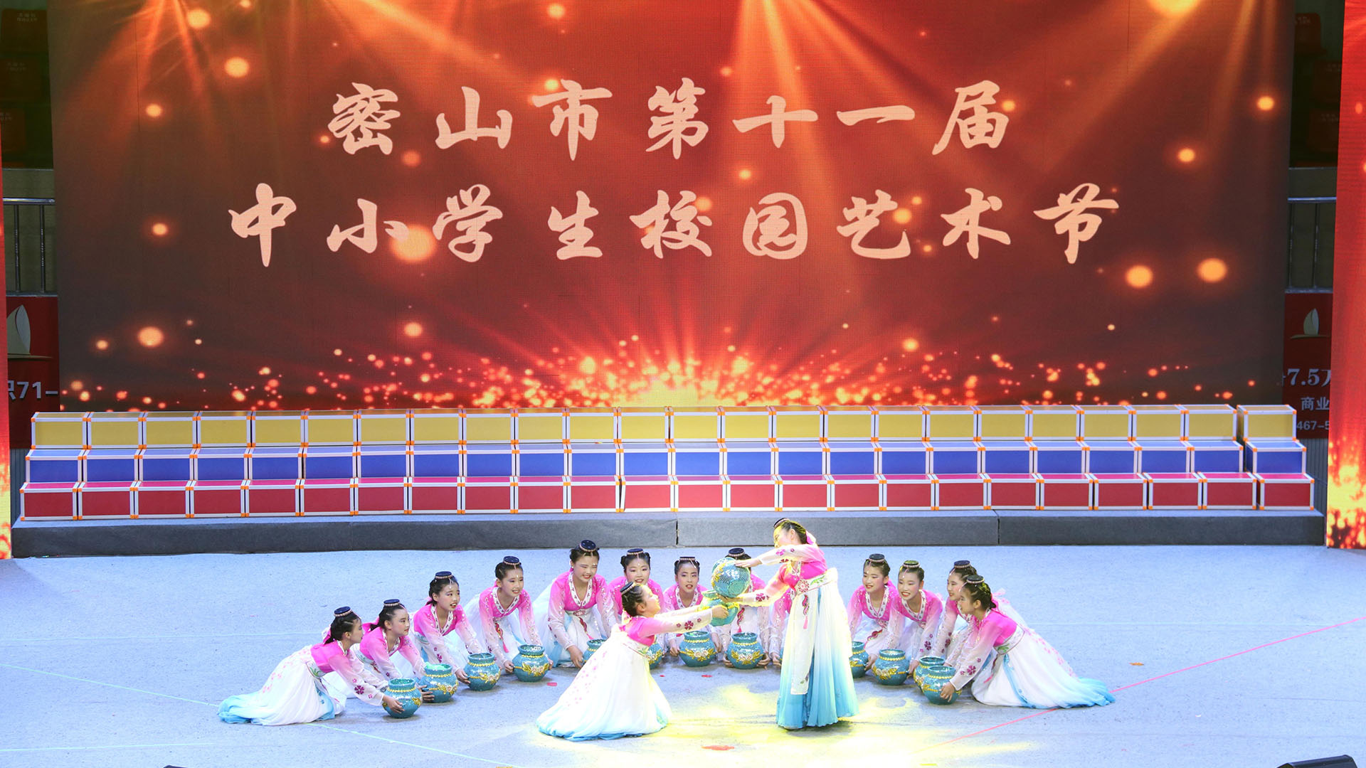 校园艺术节民族舞表演.jpg